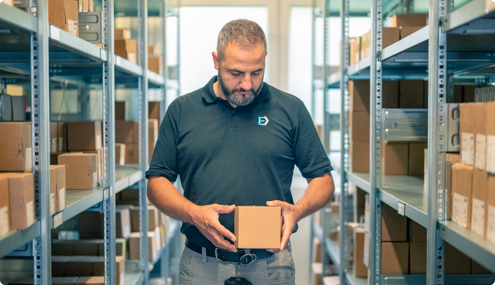 Servicetechniker bei der Materialbereitstellung in der Materialwirtschaft für seinen täglichen Arbeitseinsatz