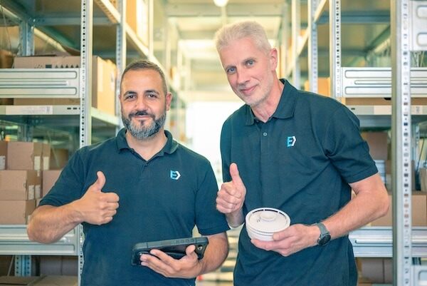 Zwei Mitarbeiter präsentieren moderne Technik und Geräte – Gemeinsam arbeiten wir an unserer Mission für effizienten Service